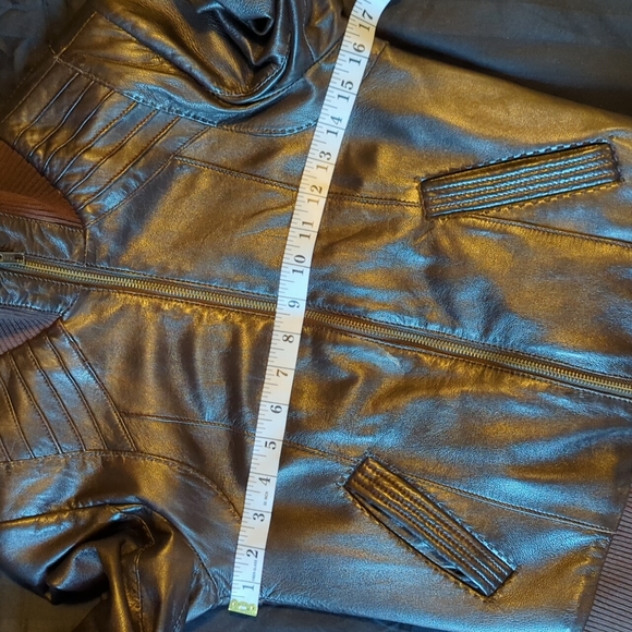 Danier 100% leather bomber jacket - Picture 9 of 11